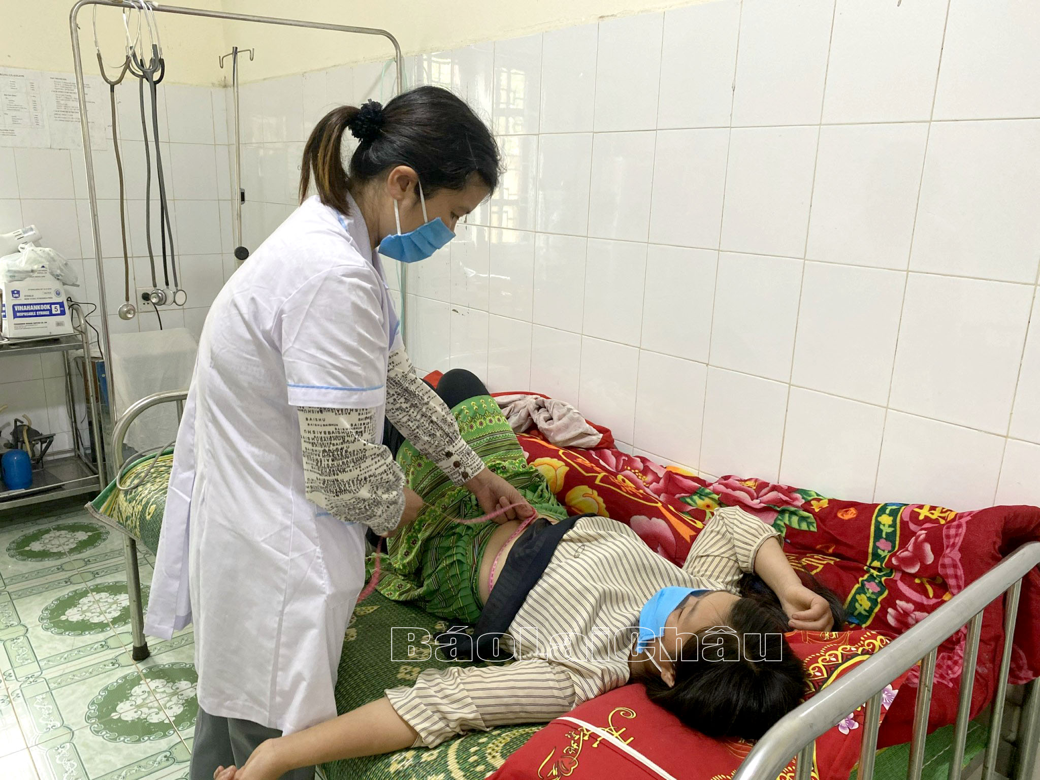 Cán bộ Trạm Y tế xã Tả Ngảo (huyện Sìn Hồ) khám thai định kỳ cho các thai phụ.